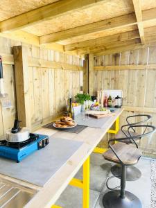 een keuken met houten wanden en een aanrecht met een tafel bij Charming Lodge in Morpeth in Morpeth