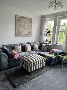 uma sala de estar com um sofá e uma mesa em Central St Andrews 2 bed apartment em St. Andrews