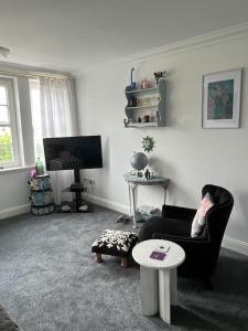 sala de estar con silla y mesa en Central St Andrews 2 bed apartment en St Andrews