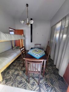 una camera con tavolo, sedie e letto di Casa Amandus a Trinidad