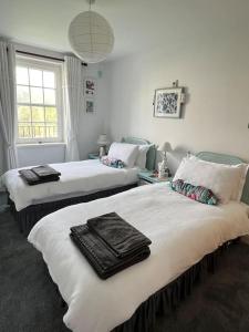 two beds sitting next to each other in a room at Central St Andrews 2 bed apartment in St Andrews