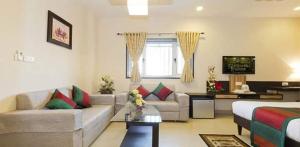 sala de estar con sofá y TV en Hotel Siddharth palace en Jaipur