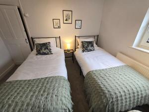 En eller flere senge i et værelse på Free Parking, Outdoor Decking - Flanders Cottage