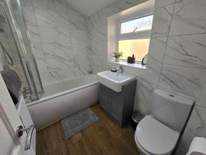 Et badeværelse på Free Parking, Outdoor Decking - Flanders Cottage + 44 billeder