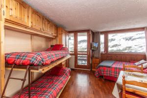 una camera con due letti in una cabina di Marcolski home a Breuil-Cervinia