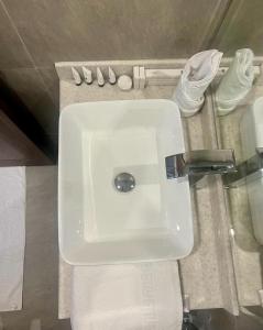 uma casa de banho com um WC e um lavatório branco em منتجع دلال الفندقي Dalal Hotel Resort em Dammam