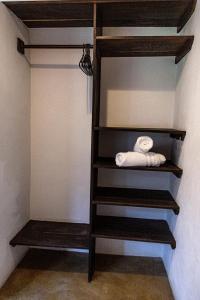 ein Regal in einem Zimmer mit Handtüchern darauf in der Unterkunft Hotel Manava in Brisas de Zicatela