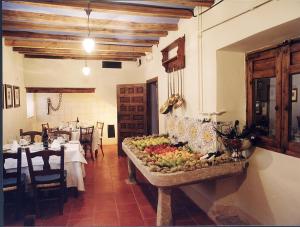 una habitación con una mesa con una muestra de fruta en Hospederia Meson de la Dolores, en Calatayud