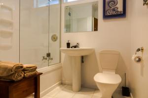 Kupatilo u objektu 3 & 4 Bedroom Holiday Houses Central Picton