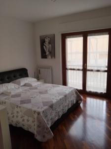 1 dormitorio con 1 cama con edredón en Casa Blues Parco Leonardo, en Porto