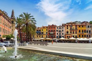 a fountain in the middle of a city with buildings at Casa Elena II in Lerici