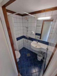uma casa de banho com um WC e um lavatório em Stord Folkehøgskule Sommarhotell em Stord