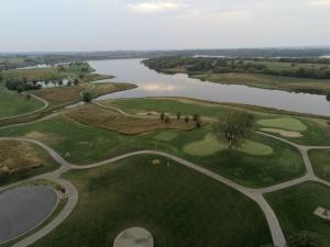 z góry widok na pole golfowe z jeziorem w obiekcie Cobblestone Inn & Suites Maryville w mieście Maryville