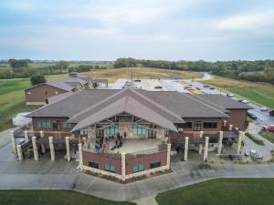 una vista aérea de un edificio con un techo grande en Cobblestone Inn & Suites Maryville, en Maryville
