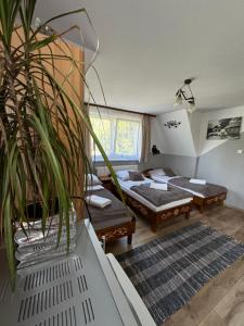 Posteľ alebo postele v izbe v ubytovaní Pokoje i Apartamenty Regionalny Styl ul Króle 1a Zakopane