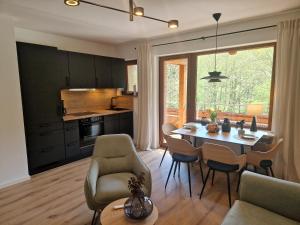 cocina y comedor con mesa y sillas en Haus Daut, en Willingen