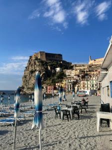 a beach with chairs and umbrellas in front of the ocean at La Cattedrale in Reggio di Calabria