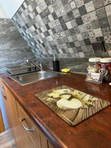 Kuchyňa alebo kuchynka v ubytovaní Pokoje i Apartamenty Regionalny Styl ul Króle 1a Zakopane