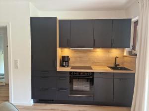 O bucătărie sau chicinetă la Haus Daut FeWo mit Hallenbad