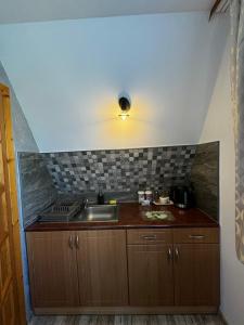 Kuchyňa alebo kuchynka v ubytovaní Pokoje i Apartamenty Regionalny Styl ul Króle 1a Zakopane