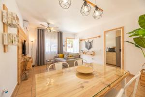 - une salle à manger et un salon avec une table dans l'établissement Apartamento Playa La Barrosa, à Chiclana de la Frontera