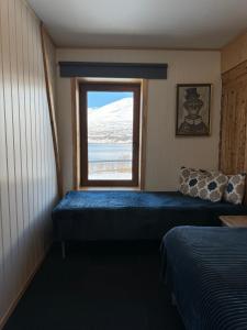 Pokój z 2 łóżkami i oknem w obiekcie Leirvåg w mieście Bukta