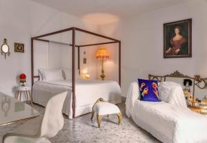 - une chambre avec deux lits et un lit à baldaquin dans l'établissement Billie's Flat WHITE - art & design apt in Verona historic centre, à Vérone