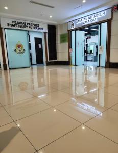 un hall vide avec un sol en verre dans un immeuble dans l'établissement Shaftsbury Putrajaya 2BILIK by CikYatie, à Putrajaya 17 autres photos