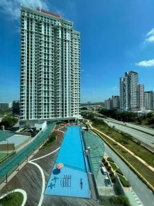 une piscine devant un grand bâtiment dans l'établissement Shaftsbury Putrajaya 2BILIK by CikYatie, à Putrajaya