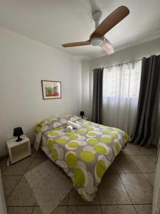 - une chambre avec un lit et un ventilateur de plafond dans l'établissement Villa Butterfly - Jardin - Plage 400m, à Juan-les-Pins
