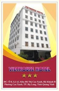 une affiche d'un hôtel avec un bâtiment dans l'établissement VietHouse Hotel Hạ Long, à Hạ Long