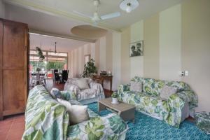 un soggiorno con 2 divani e un tavolo di HOME HILL a Capannori