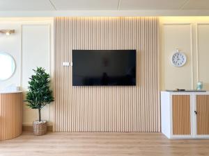 TV a/nebo společenská místnost v ubytování ห้องพักเมืองทองธานี Happiness Sleep P1