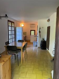 Køkken eller tekøkken på Gîte dans les Cévennes