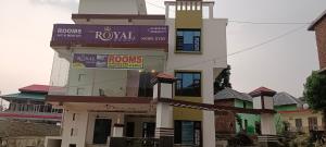 Un bâtiment avec un panneau en haut dans l'établissement The Royal Scout Homestay, à Changar Talai