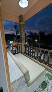 un balcone con panchina in cima a un edificio di Passion Nai Harn a Nai Harn Beach