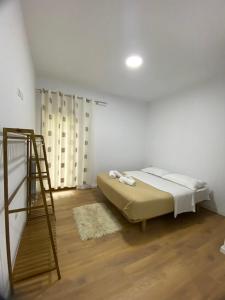 Un dormitorio con una cama y una escalera. en Hotel Vellezrit Guri, en Theth