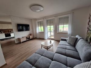 sala de estar con sofá y mesa en Hotel am Schloss, en Dippoldiswalde