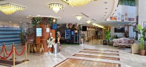 un hall avec des lustres et des plantes dans l'établissement فندق ضيوف المقام للغرف والشقق المفروشة, à La Mecque