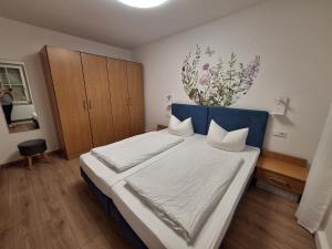 1 dormitorio con 1 cama grande y cabecero azul en Hotel am Schloss, en Dippoldiswalde