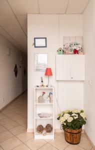ポンテデーラにあるIl Chiesinoの白棚と植物のある廊下