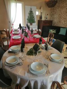 uma mesa de jantar com decorações de Natal em Gîte Les Mareillauds - Piscine em Salon
