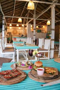 une table bleue avec des assiettes de nourriture dans l'établissement Soul Villas by The Beach - Phuket, à Panwa Beach