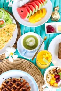 攀瓦海灘的住宿－Soul Villas by The Beach - Phuket，餐桌上摆放着食物和饮料