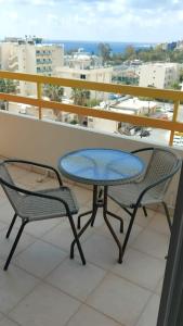 Rõdu või terrass majutusasutuses Balcony Sea View Whole Apt, Minutes To Beach