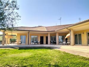 dom z patio i dziedzińcem w obiekcie Residenza Armonia w mieście Roseto degli Abruzzi