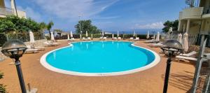 una gran piscina azul con sillas y luces en Bella Sorella, en Pizzo