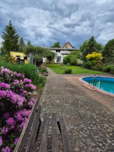 ein Haus mit einem Garten und einem Pool in der Unterkunft Ferienwohnung Schorfheide Krüger in Joachimsthal