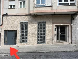 a building with a red arrow pointing to a door at Cornelia Suites 03 in Santander