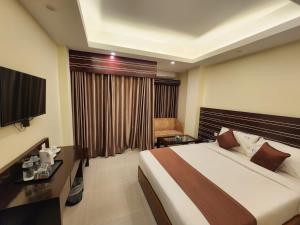 pokój hotelowy z dużym łóżkiem i oknem w obiekcie Sea Paradise w mieście Koks Badźar